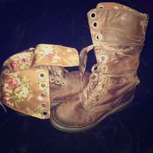 Dr Martens Triumph Maasai Boots